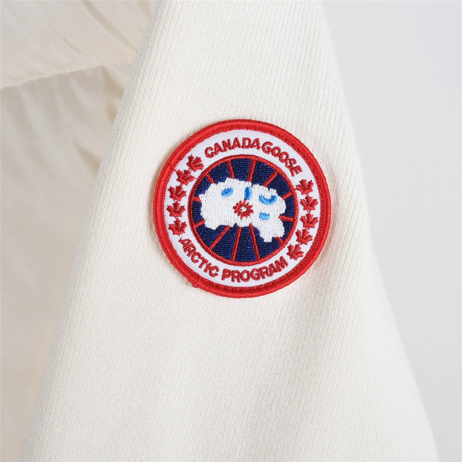 P820 ​​Big Goose 90 down knitted splicing stand collar Snow White 2nd generation down jacket Canada Goose Canada Goose 6507w HyBridge series FW24 windproof and waterproof splicing stand collar long sleeve wool short down jacket for women Knitted splicing thin down jacket! At this time of year, several sweaters with down are released. In fact, the evergreen style of sweaters and down is a basic style. It can be worn alone or layered, which will give it a more layered look!!! The front is down, and the back and two sleeves are made of wool blended fabrics. The soft and delicate knitted feel is not irritating at all! The texture is amazing, the velvet is large, delicate and stemless, and full of fluffiness! The filling is sufficient, and the thermal performance is second to none!!! It is windproof and warm, eliminating any possibility of velvet running. It feels silky and smooth, and the stiffness is also very good. The upper body will not look bloated, and the evergreen style with spliced ​​design! Color: Cotton straw white, black Size: S, M, L,